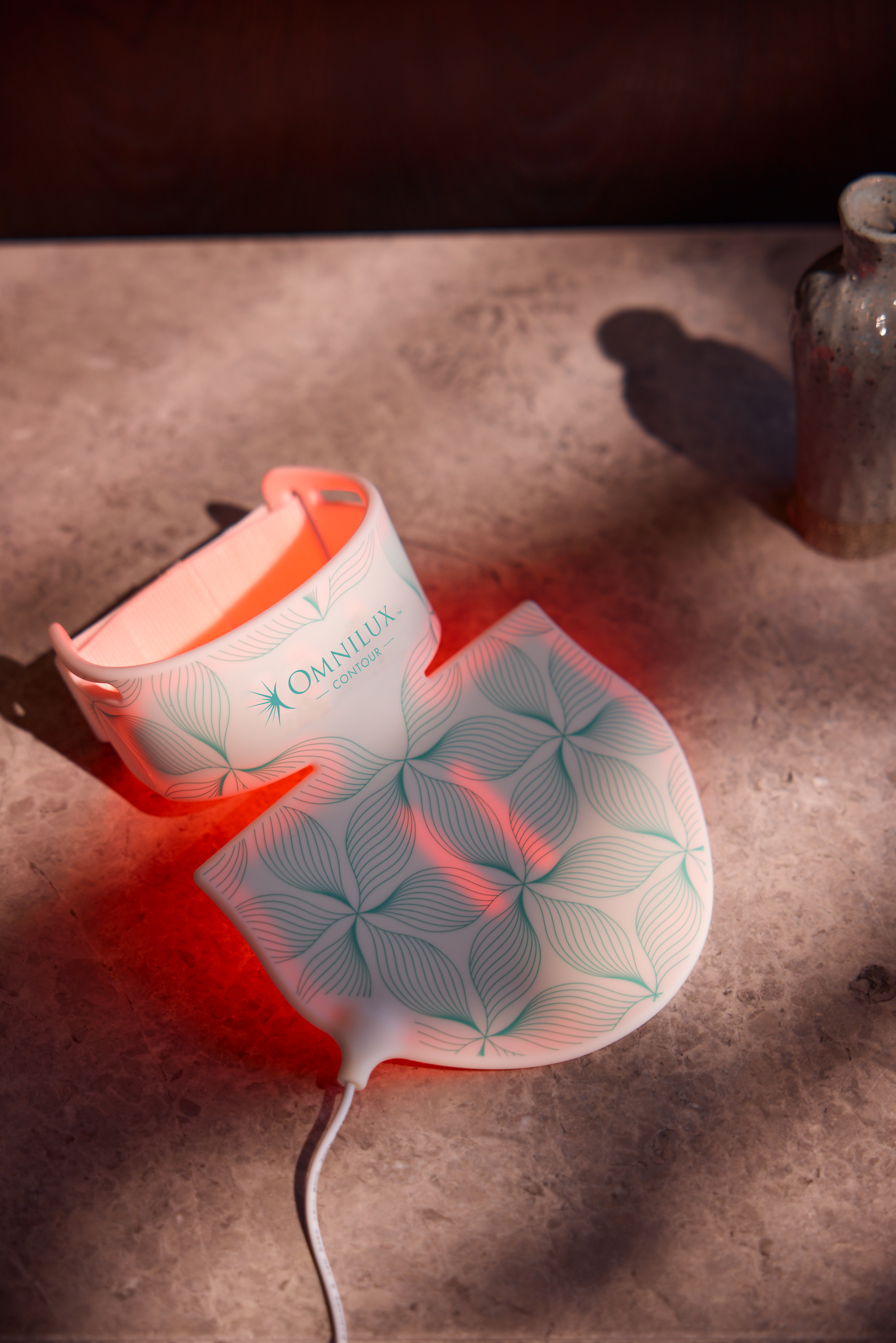 White electronic device with a patterned base on a textured surface